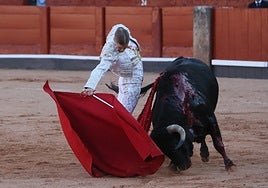 Derechazo de Olga Casado en el novillo de su debut en La Glorieta