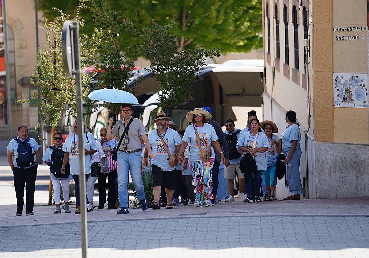 Un grupo de turistas utilizan sombreros y paraguas durante este viernes, en Salamanca.