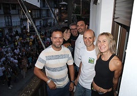 Pregonero y autoridades, en el balcón del Ayuntamiento de la localidad