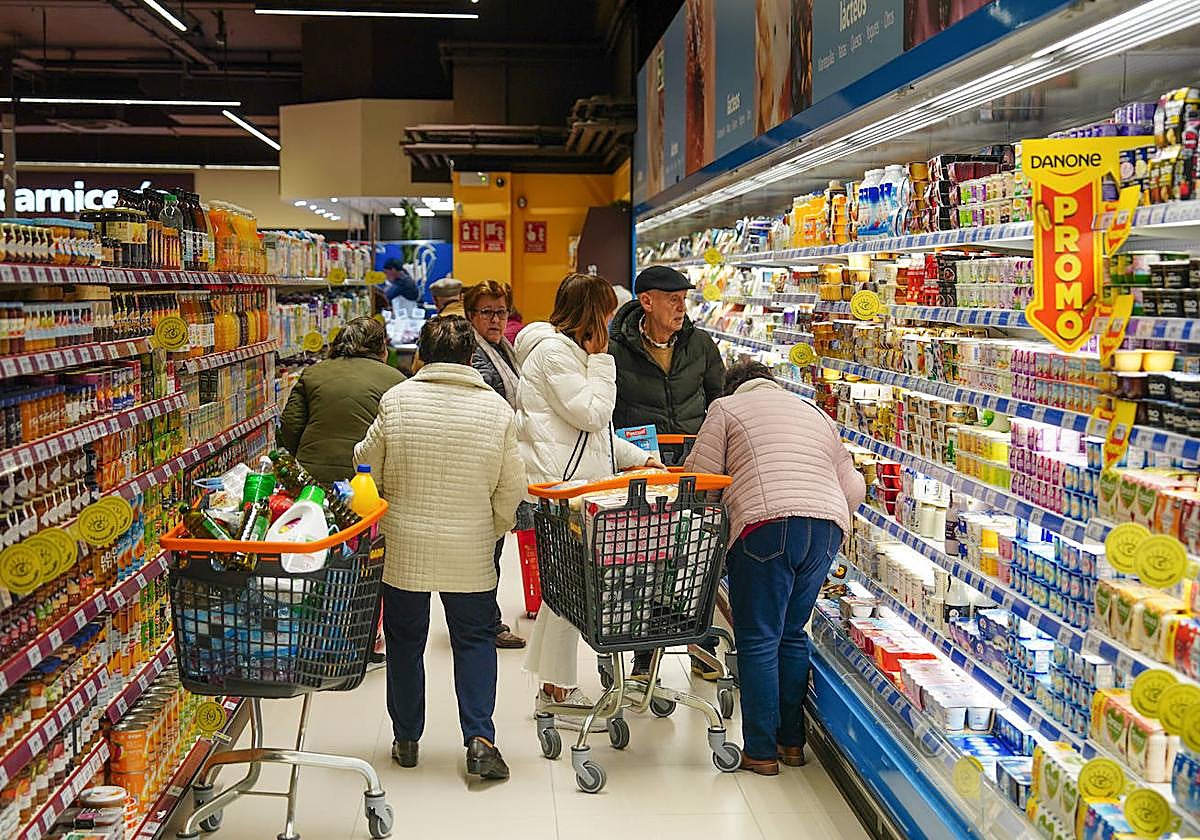Varias personas, haciendo la compra en un supermercado de la capital.