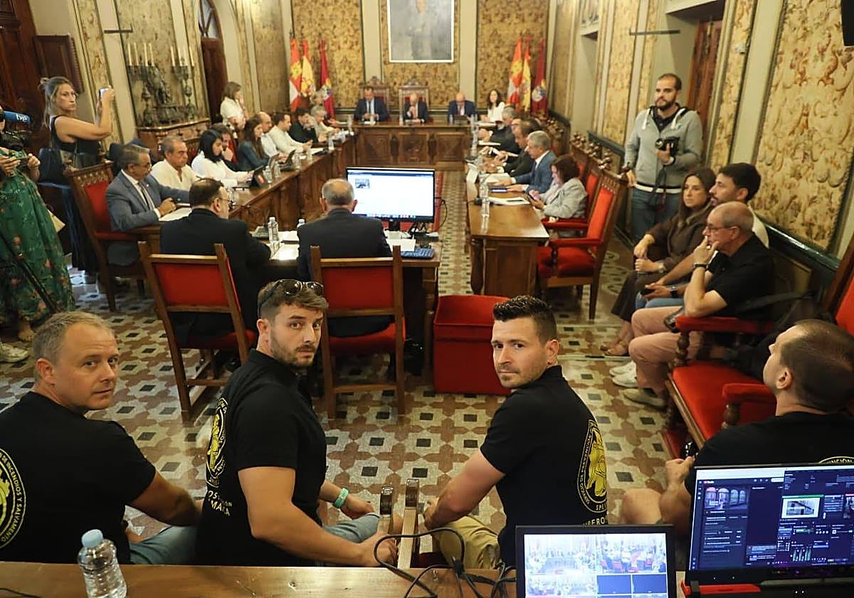 Imagen principal - La gestión de los incendios enfrenta a PP y PSOE en la Diputación: «Han rebasado todos los límites morales»