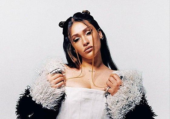 La cantante y compositora Lia Kali actúa esta noche en la Plaza Mayor.