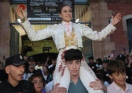 Olga Casado, a hombros en La Glorieta.