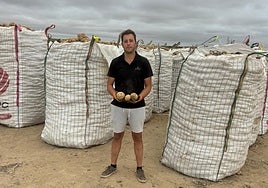 El agricultor Adolfo Carlos Hierro, con patatas ya cosechadas.