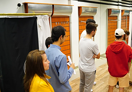 Varios aficionados en la tienda del Salamanca UDS para retirar el carné.