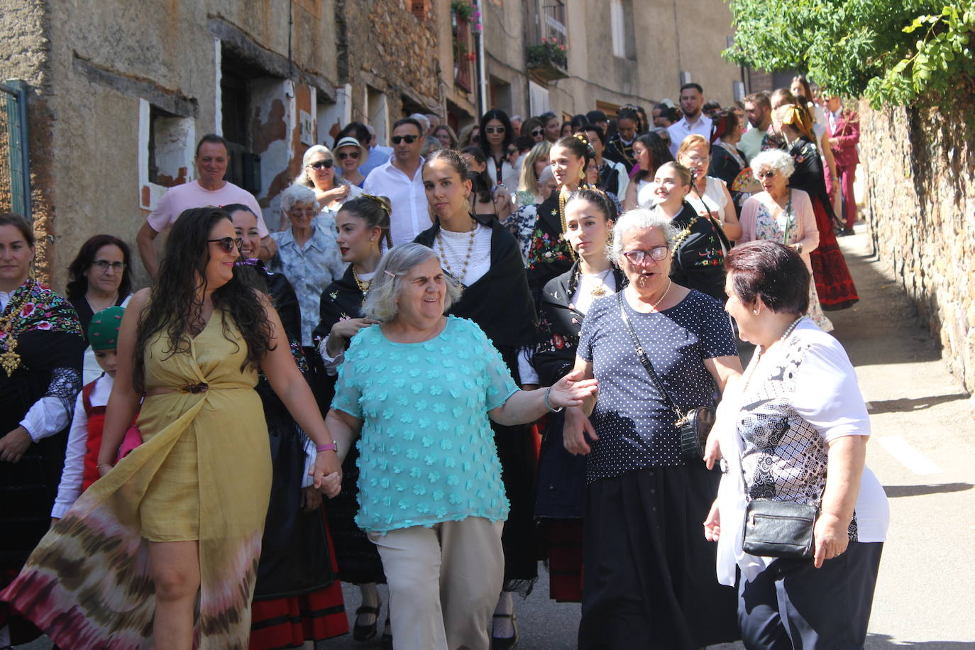 Exhibición de folclore en Monsagro para el Santo Cristo del Amparo