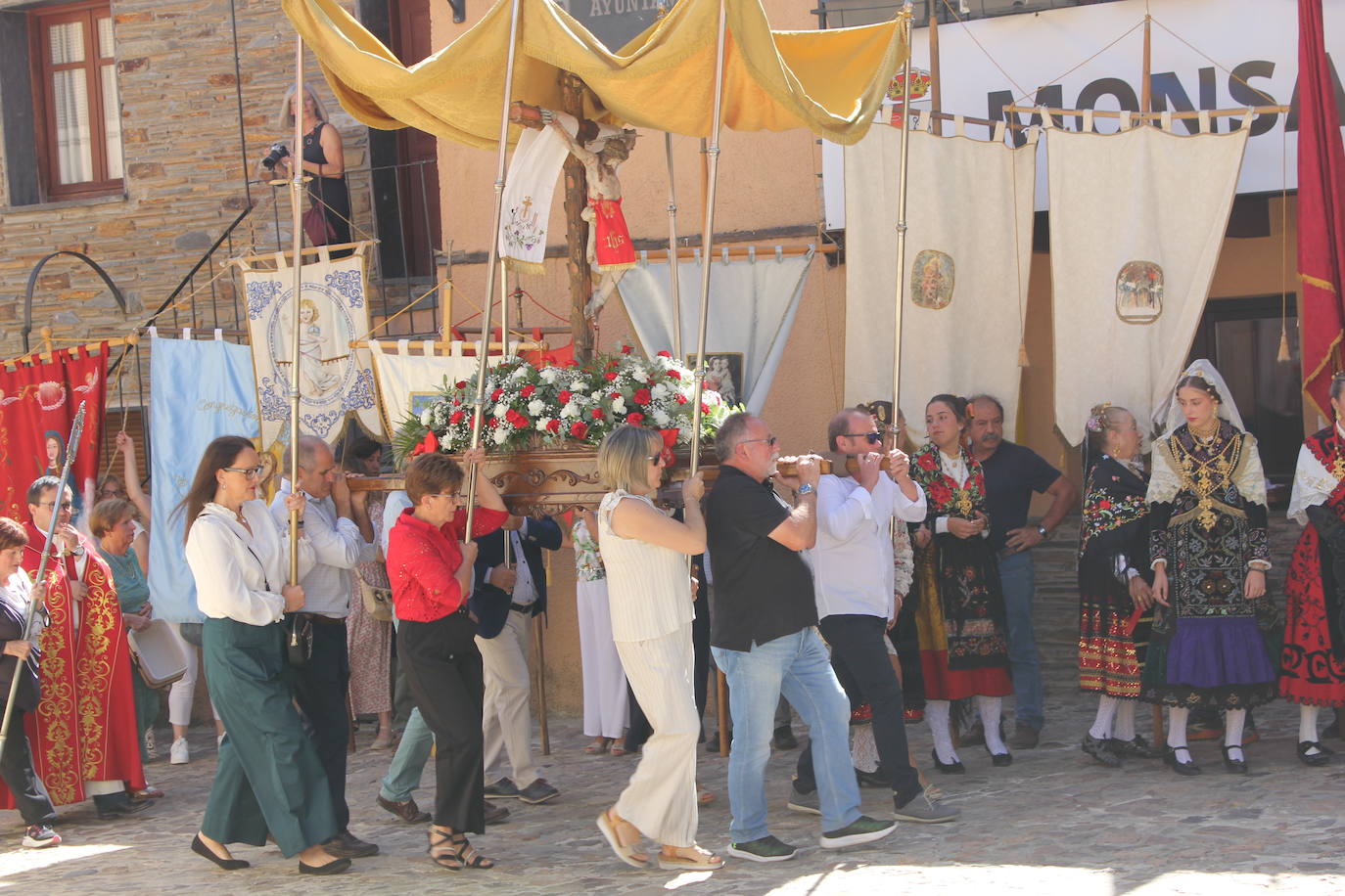 Exhibición de folclore en Monsagro para el Santo Cristo del Amparo
