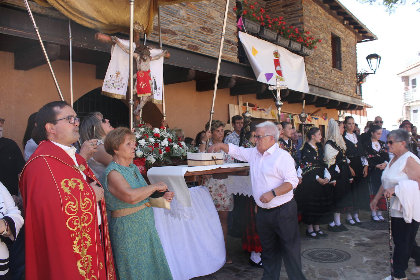 Exhibición de folclore en Monsagro para el Santo Cristo del Amparo