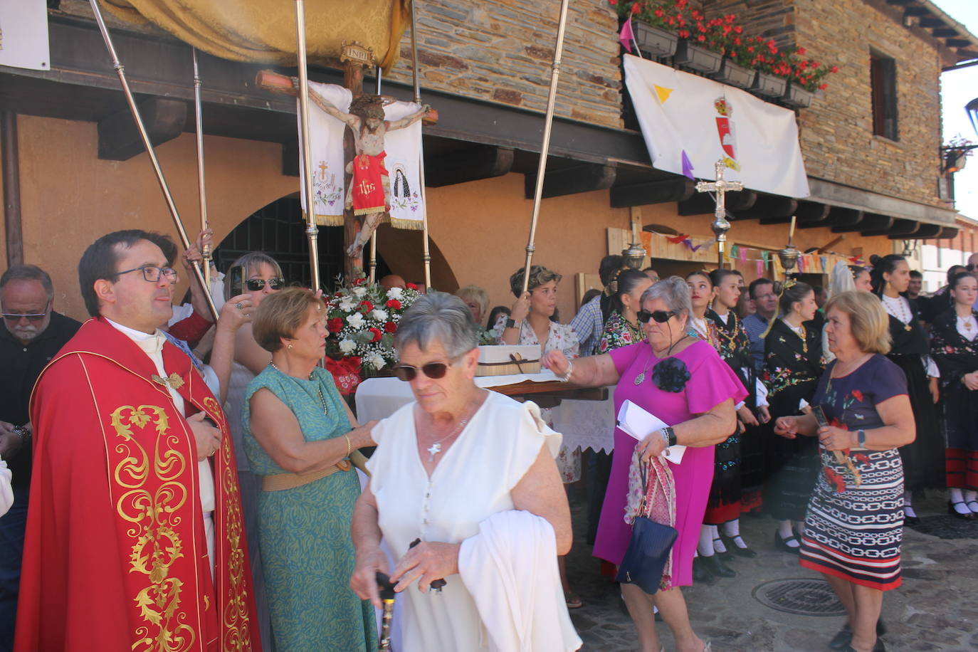 Exhibición de folclore en Monsagro para el Santo Cristo del Amparo