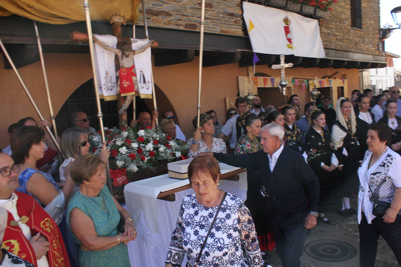 Exhibición de folclore en Monsagro para el Santo Cristo del Amparo
