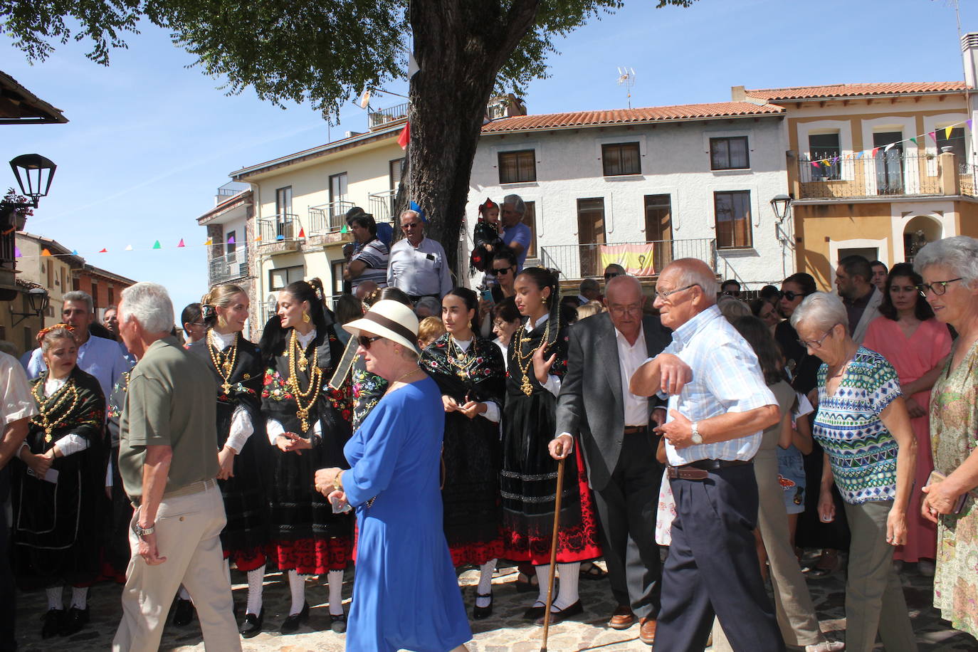 Exhibición de folclore en Monsagro para el Santo Cristo del Amparo