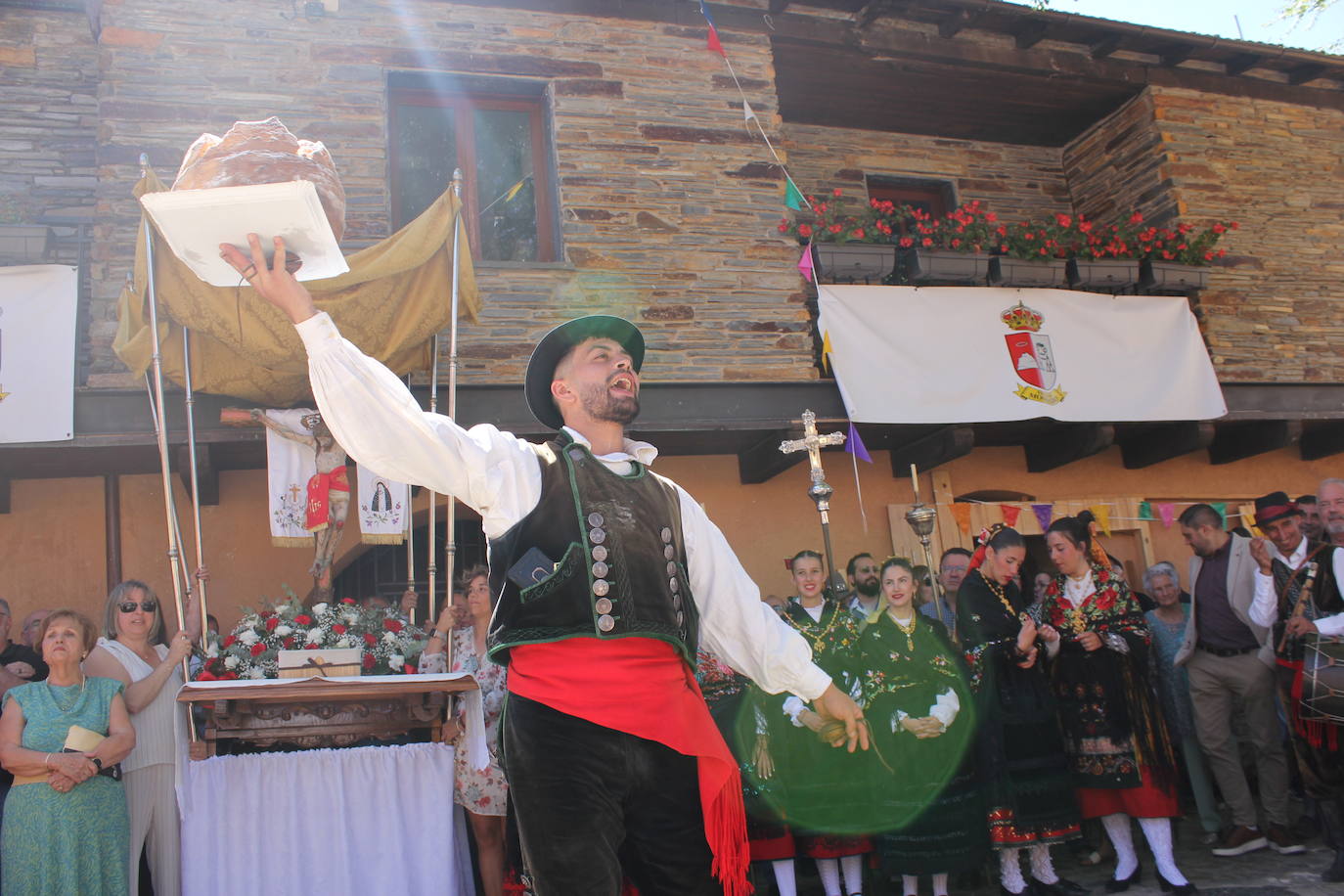 Exhibición de folclore en Monsagro para el Santo Cristo del Amparo