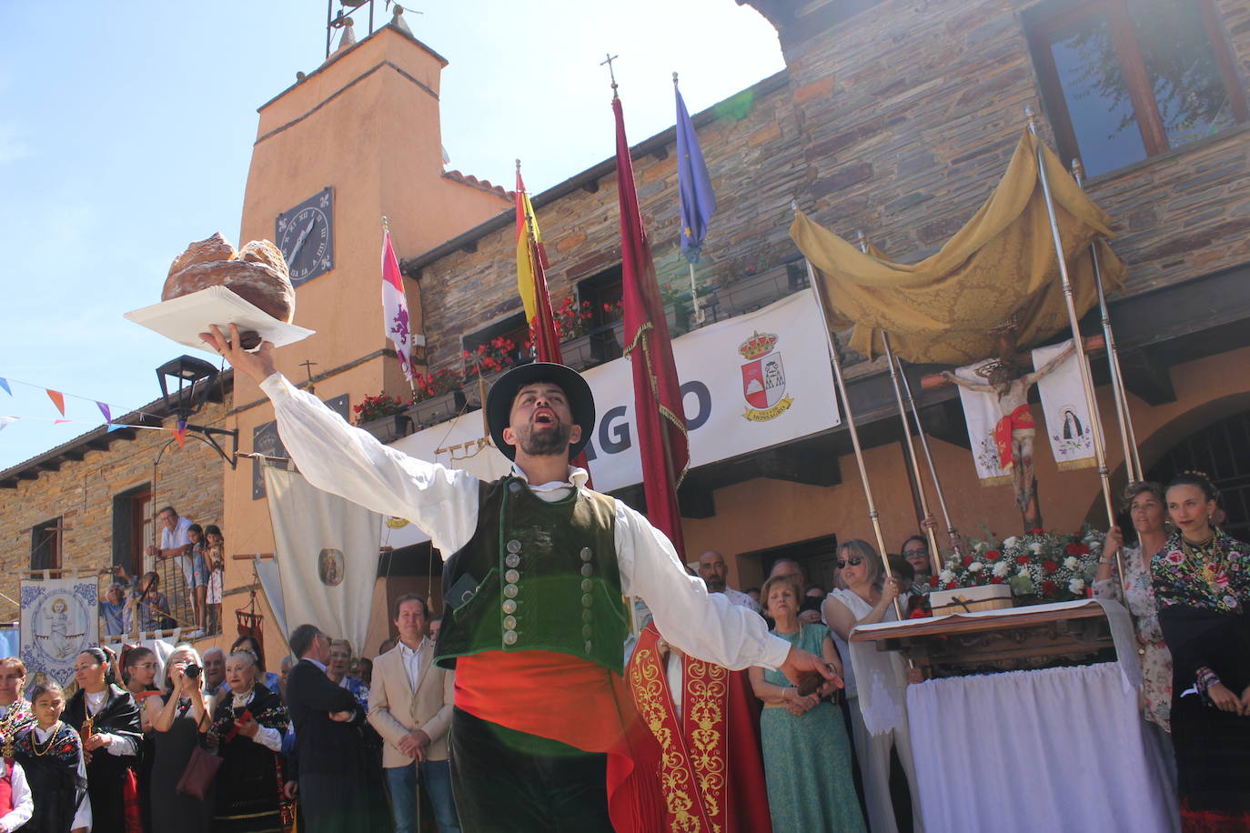 Exhibición de folclore en Monsagro para el Santo Cristo del Amparo