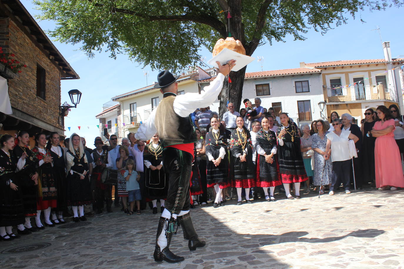 Exhibición de folclore en Monsagro para el Santo Cristo del Amparo