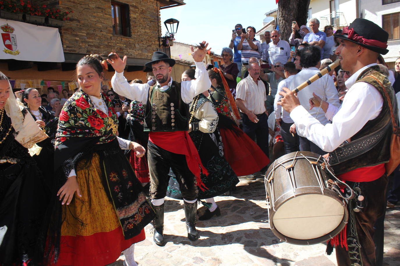 Exhibición de folclore en Monsagro para el Santo Cristo del Amparo