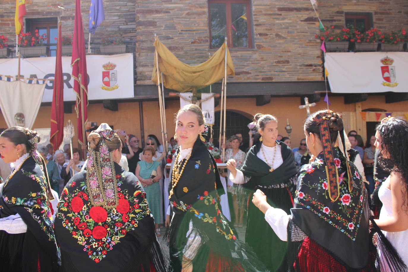 Exhibición de folclore en Monsagro para el Santo Cristo del Amparo