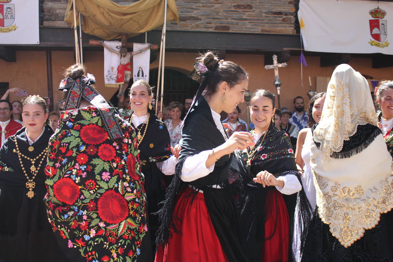 Exhibición de folclore en Monsagro para el Santo Cristo del Amparo