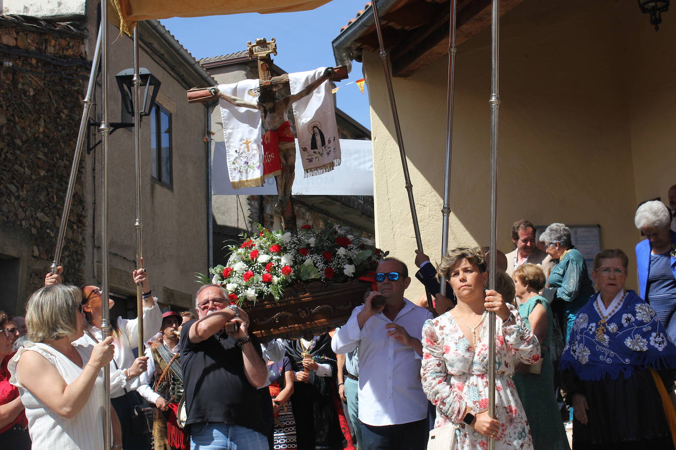 Exhibición de folclore en Monsagro para el Santo Cristo del Amparo