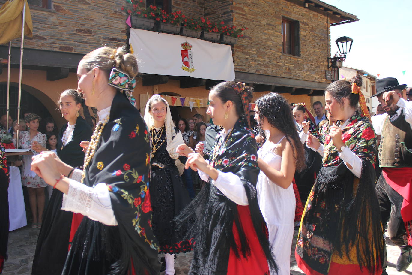 Exhibición de folclore en Monsagro para el Santo Cristo del Amparo