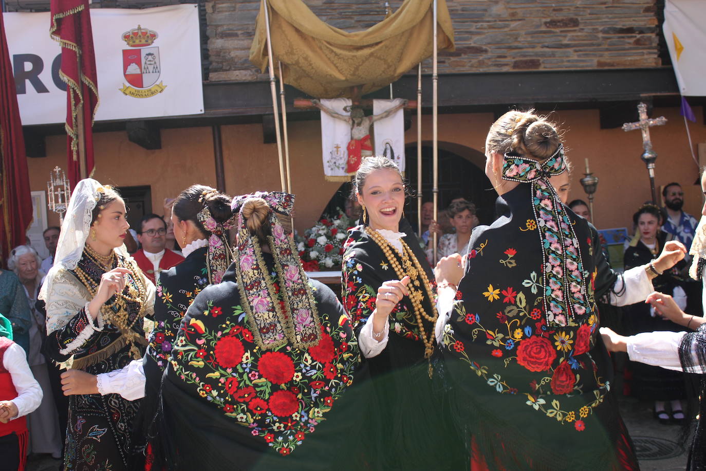 Exhibición de folclore en Monsagro para el Santo Cristo del Amparo