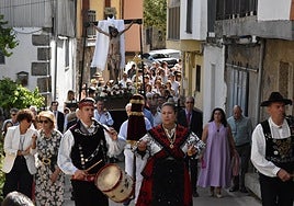 Los fieles han acompañado al Cristo de la Victoria en la procesión por Peñacaballera