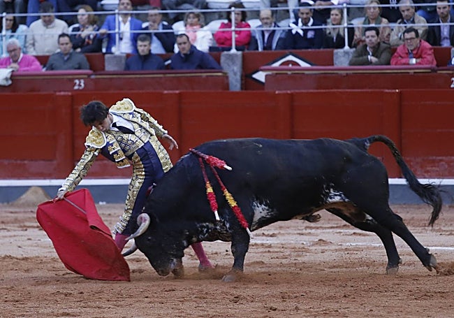 Derechazo de Juan del Álamo a Higuero, de Domingo Hernández.