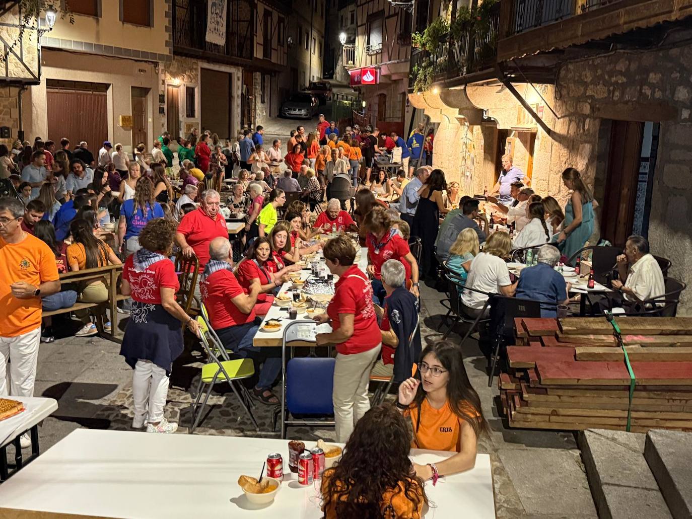 San Esteban de la Sierra saborea el limón y su día de peñas