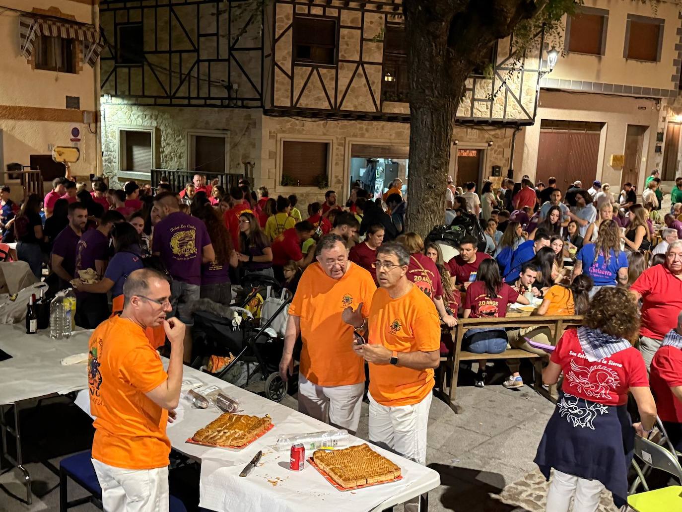 San Esteban de la Sierra saborea el limón y su día de peñas
