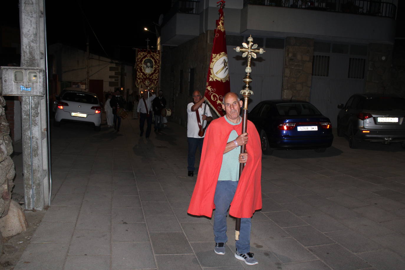 La noche acompaña al Cristo del Humilladero en Sanchotello