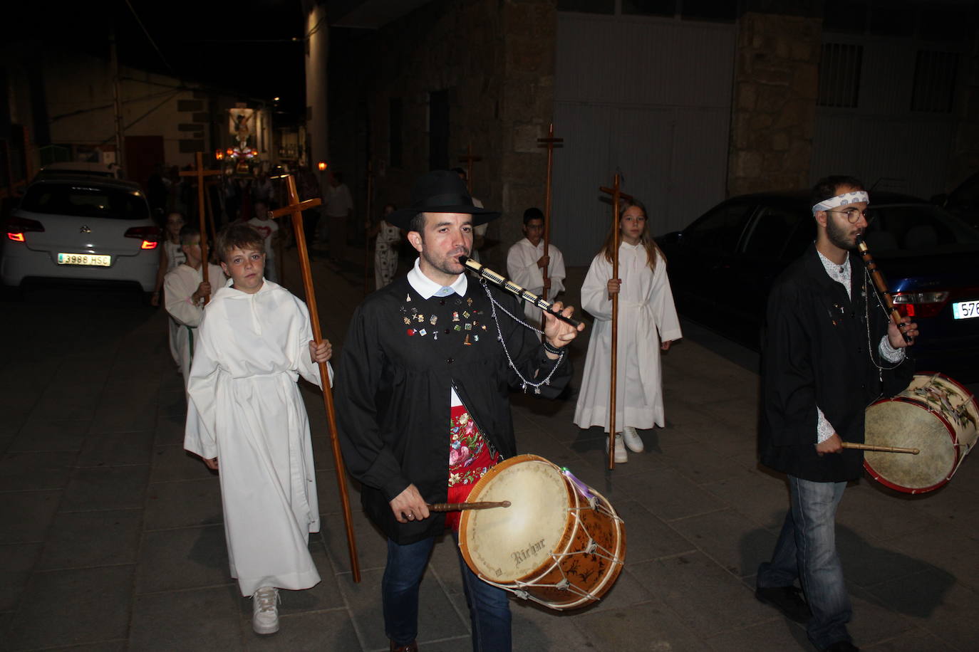 La noche acompaña al Cristo del Humilladero en Sanchotello