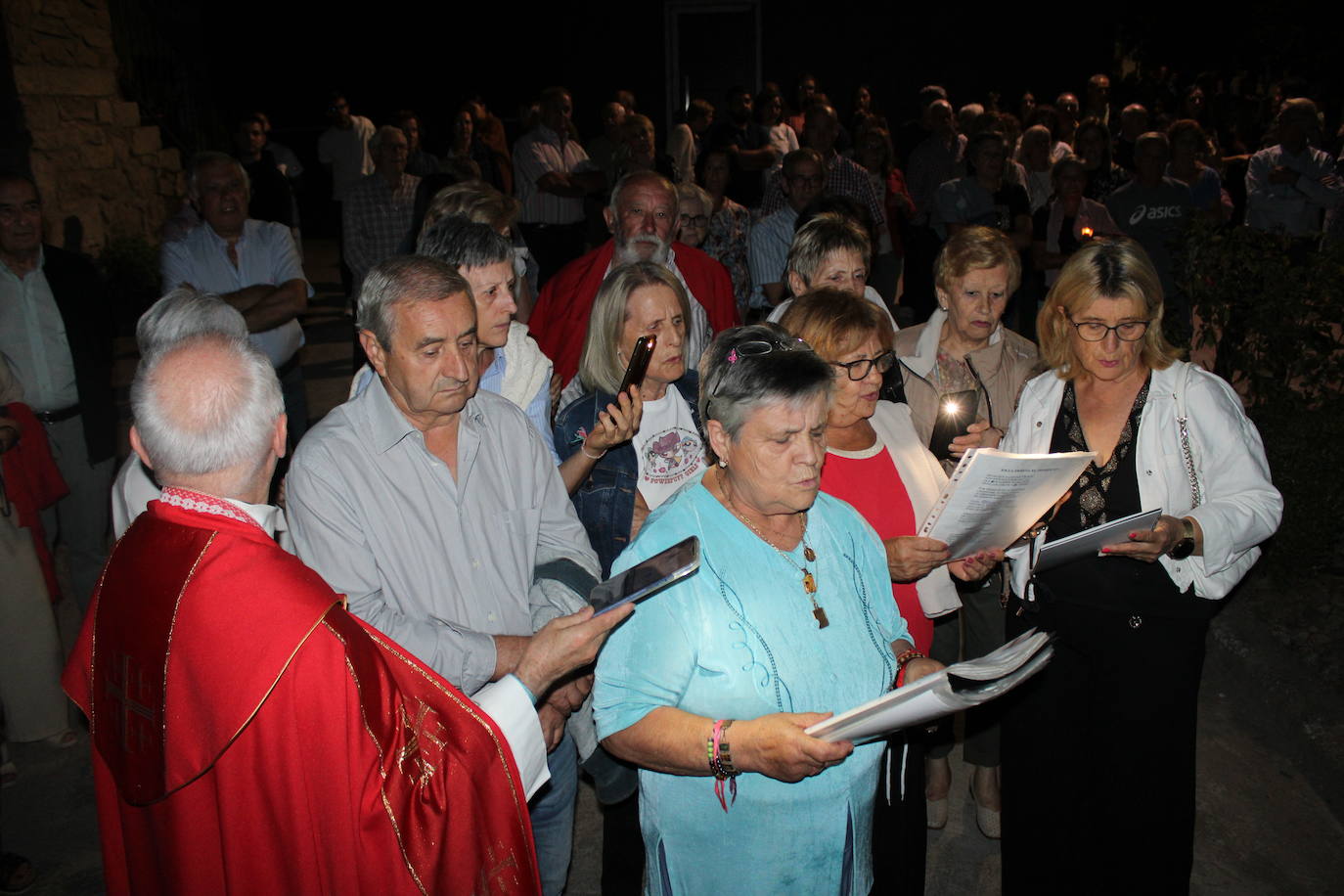 La noche acompaña al Cristo del Humilladero en Sanchotello