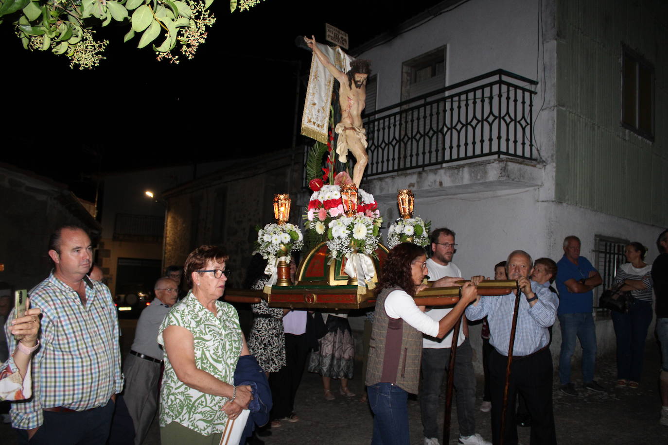 La noche acompaña al Cristo del Humilladero en Sanchotello