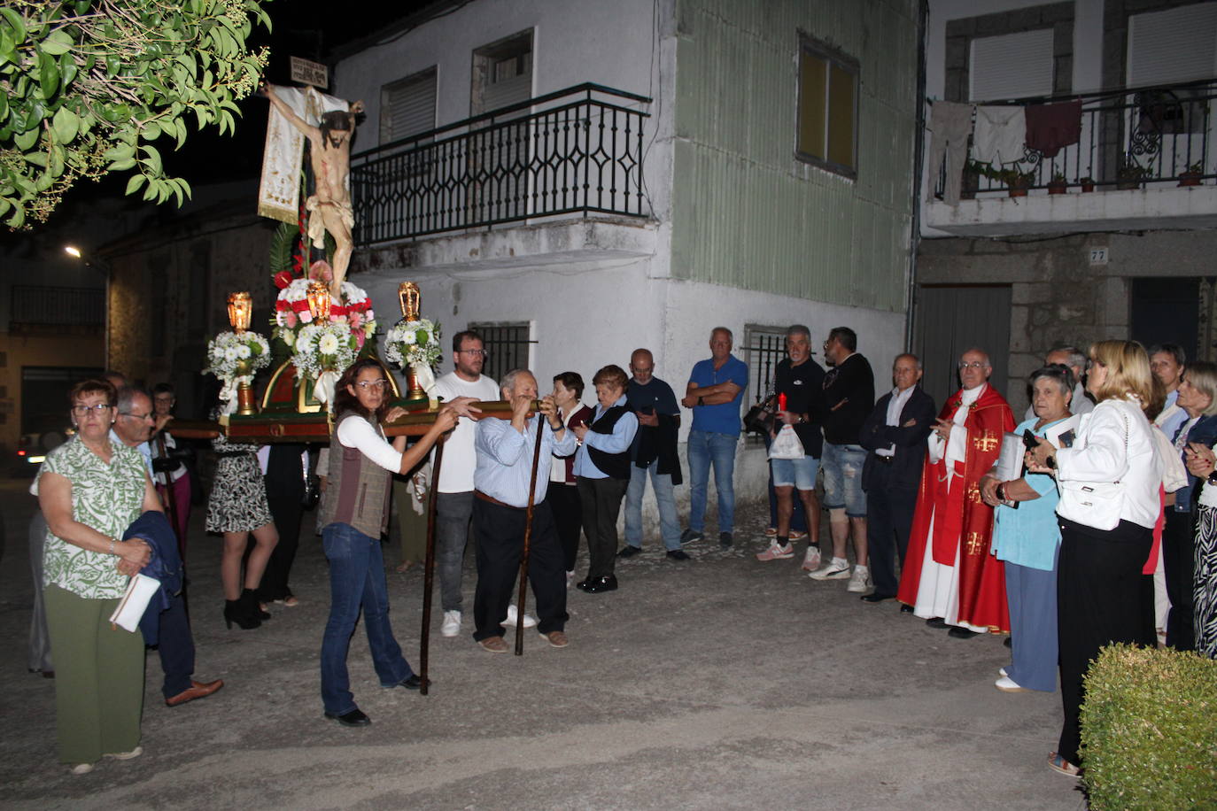 La noche acompaña al Cristo del Humilladero en Sanchotello