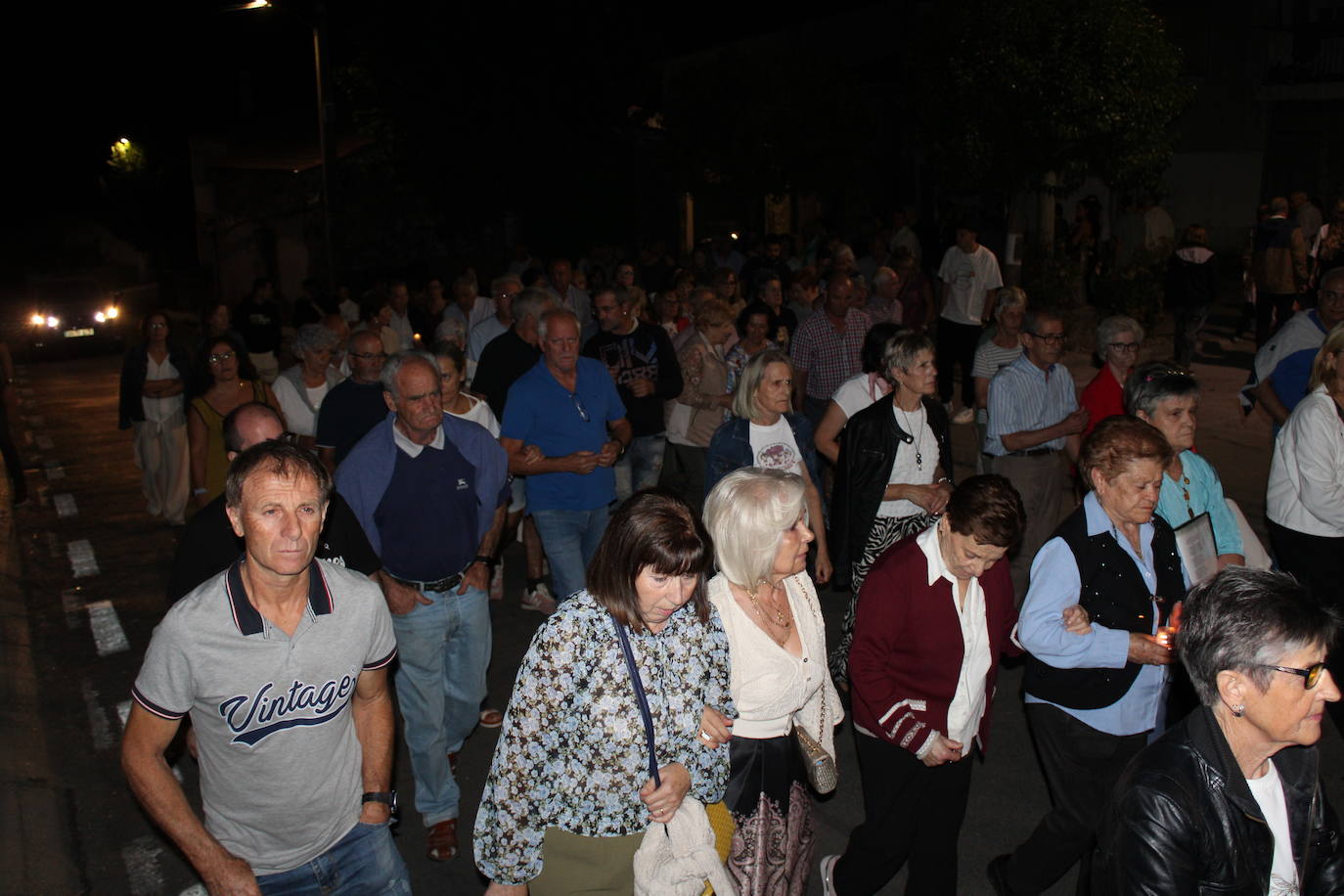 La noche acompaña al Cristo del Humilladero en Sanchotello