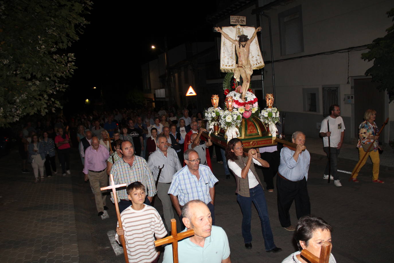 La noche acompaña al Cristo del Humilladero en Sanchotello