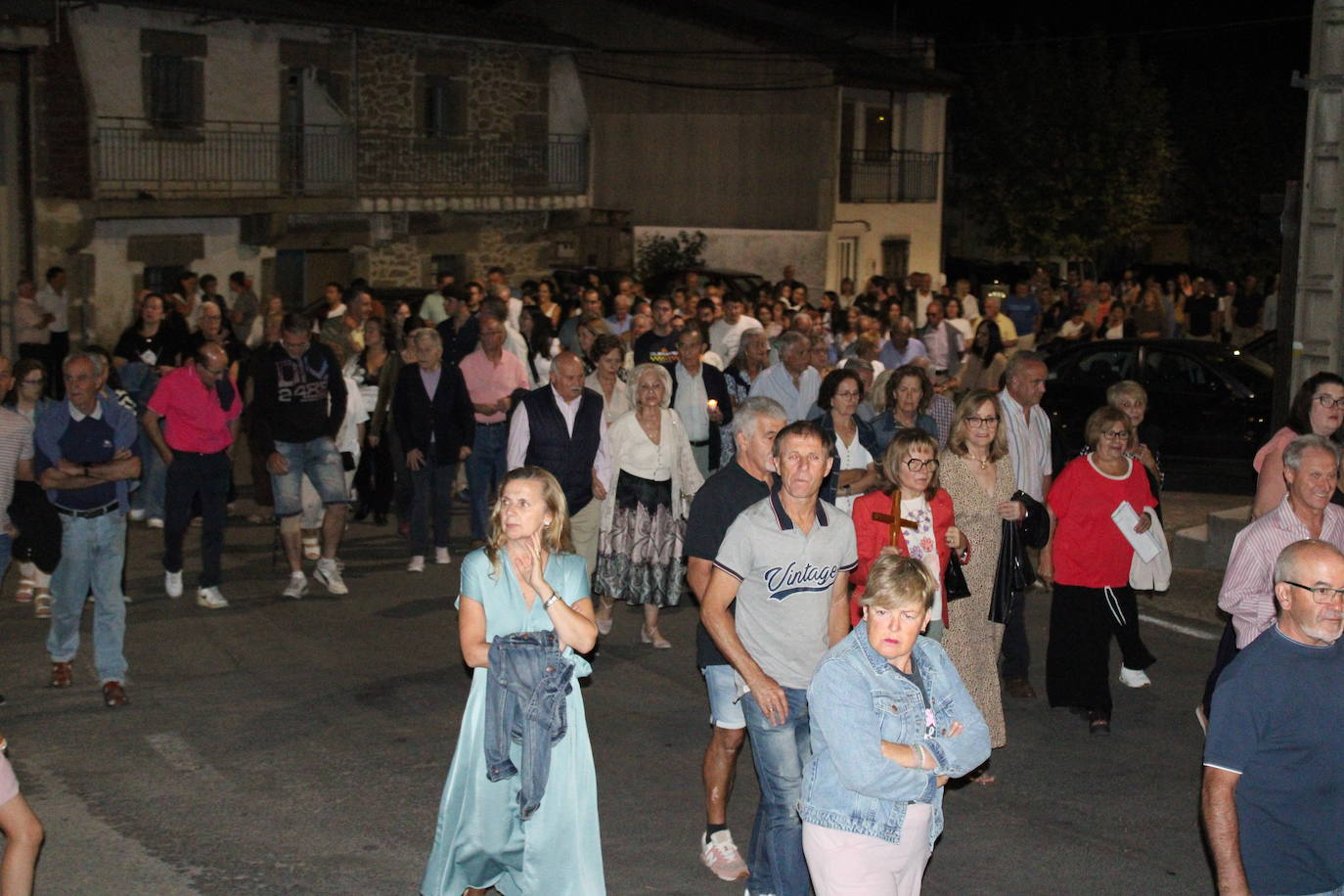La noche acompaña al Cristo del Humilladero en Sanchotello