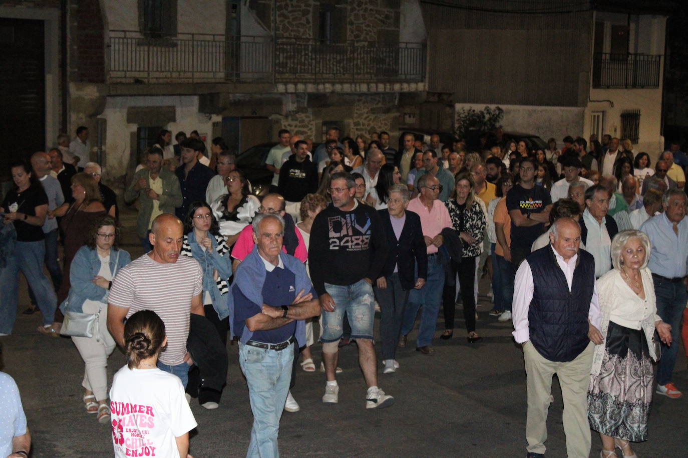 La noche acompaña al Cristo del Humilladero en Sanchotello