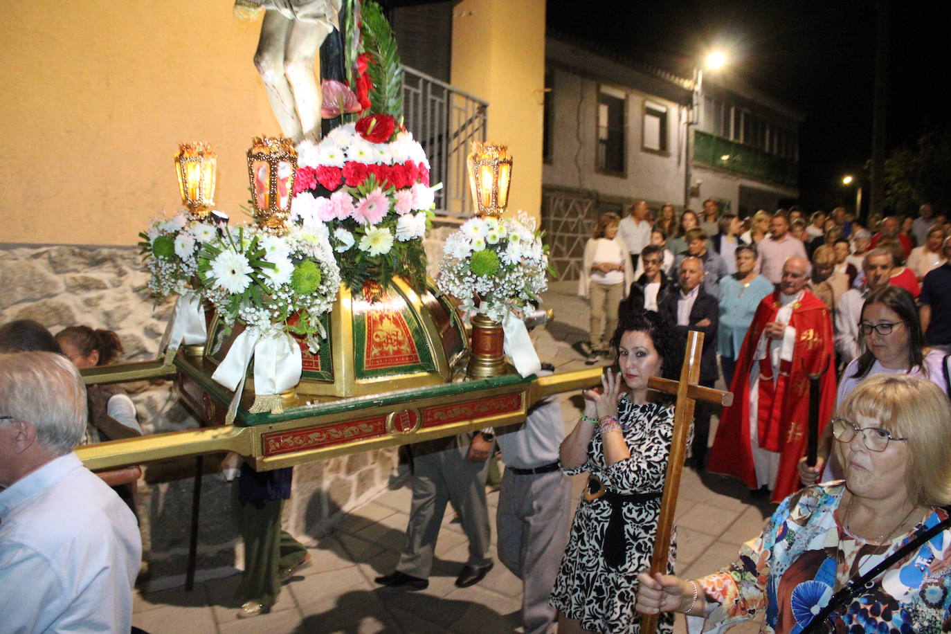 La noche acompaña al Cristo del Humilladero en Sanchotello