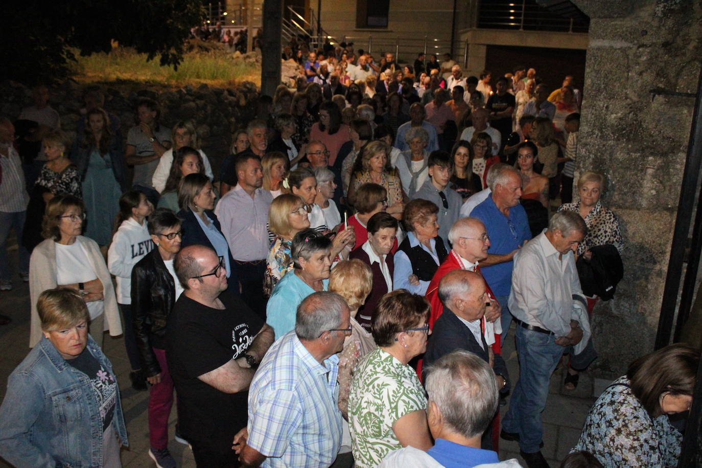 La noche acompaña al Cristo del Humilladero en Sanchotello