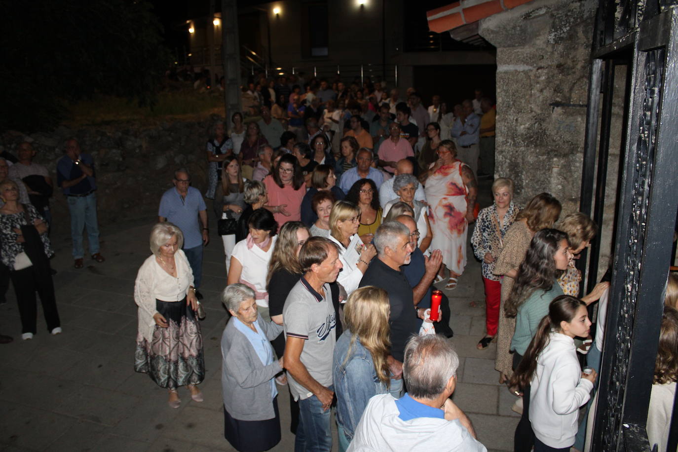 La noche acompaña al Cristo del Humilladero en Sanchotello