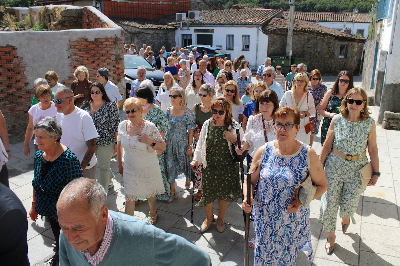Los fieles de Sanchotello acompañan al Cristo