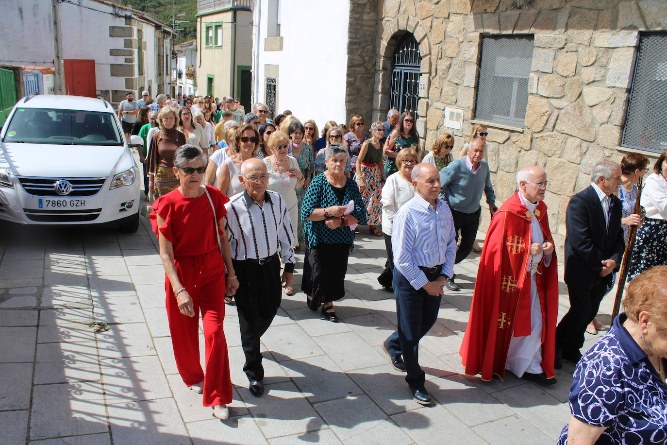 Los fieles de Sanchotello acompañan al Cristo