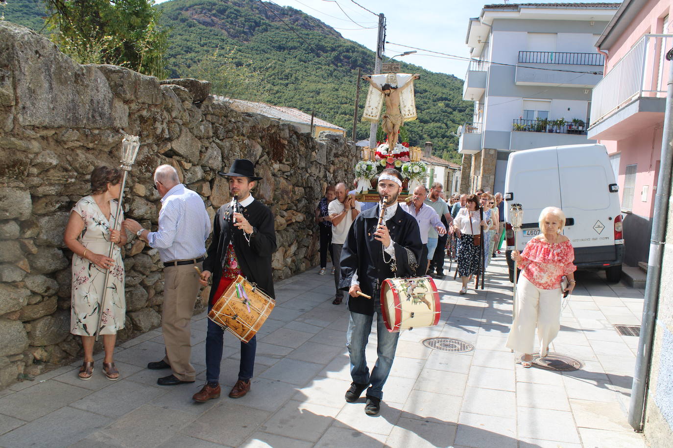 Los fieles de Sanchotello acompañan al Cristo