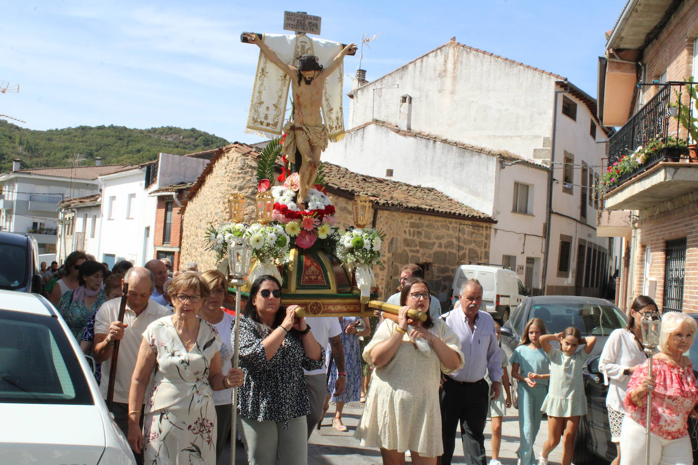 Los fieles de Sanchotello acompañan al Cristo