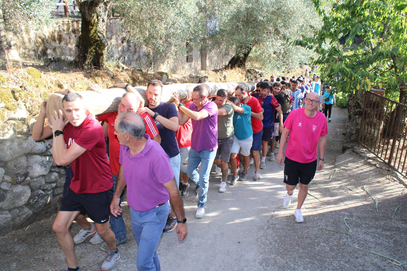 San Esteban de la Sierra celebra una intensa jornada de vísperas en honor al Cristo