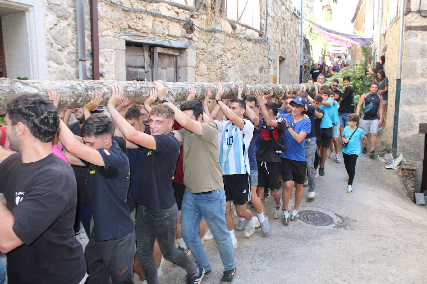 San Esteban de la Sierra celebra una intensa jornada de vísperas en honor al Cristo