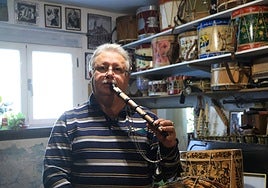 José Manuel de Bustos en su taller con toda la colección de tamboriles que tiene.