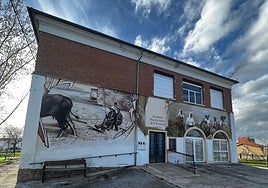 Edificio de las antiguas escuelas de Salmoral que hasta hace dos años ha acogido una residencia para personas mayores.