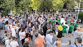 Charangas y cabezudos animan el ambiente en La Alamedilla