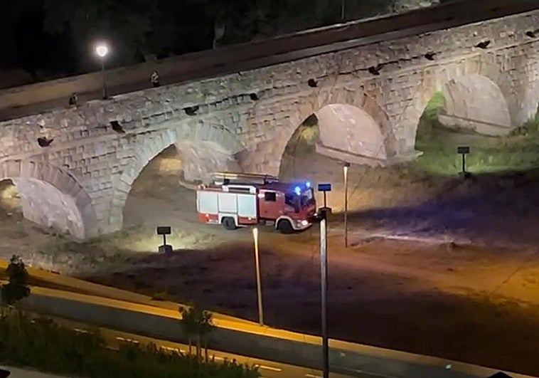 Dotación de Bomberos dirigiéndose al lugar del incendio